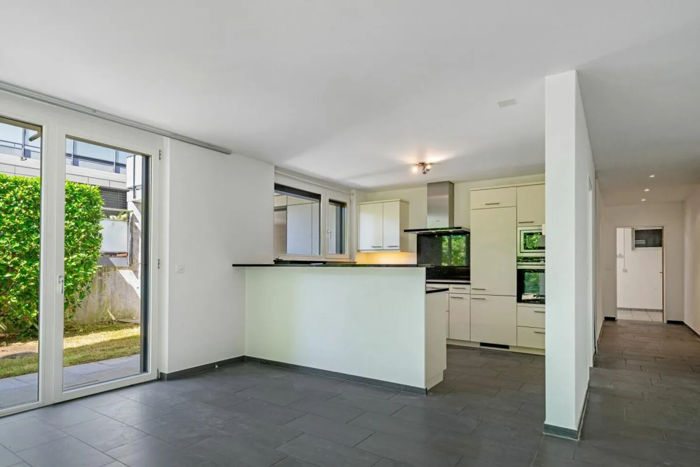 Spacious 3.5 Room Garden Apartment - Photo 3 of 14