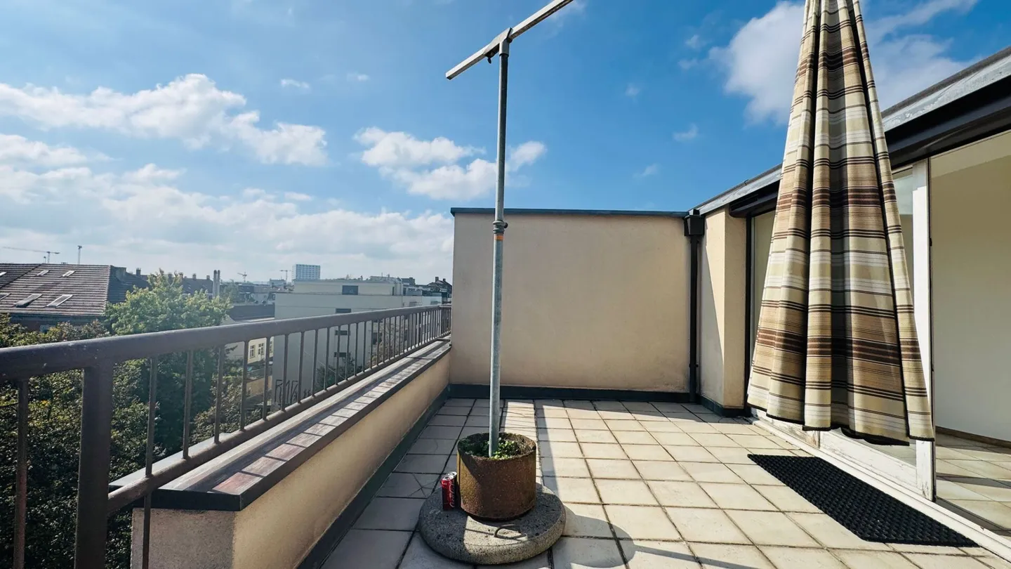 Appartamento 2.5 locali con balcone, lavatrice privata, cantina e locale biciclette - Foto 3 di 10