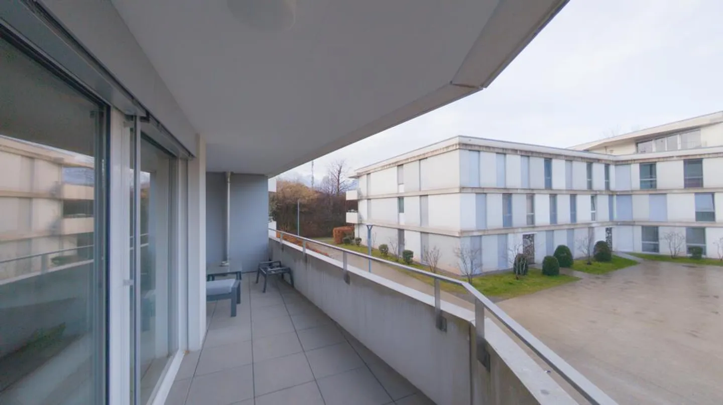 2-room refreshed apartment on the 1st floor with balcony in a 2018 neighborhood - Photo 3 of 7