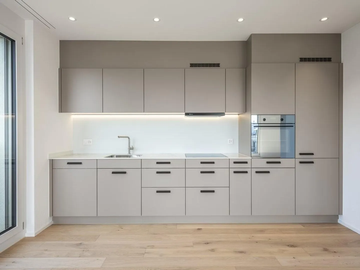 Apartment seeks single - Photo 3 of 5