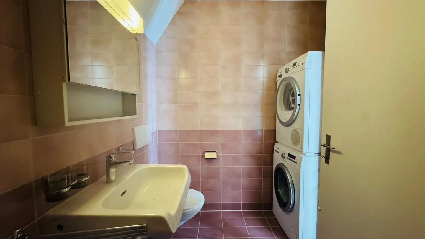 Appartamento 2.5 locali con balcone, lavatrice privata, cantina e locale biciclette - Foto 6 di 10