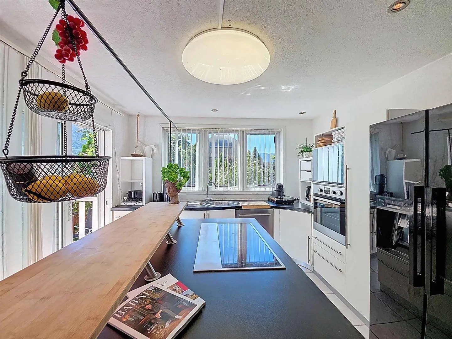 Canadian House in Green Surroundings - Photo 6 of 12