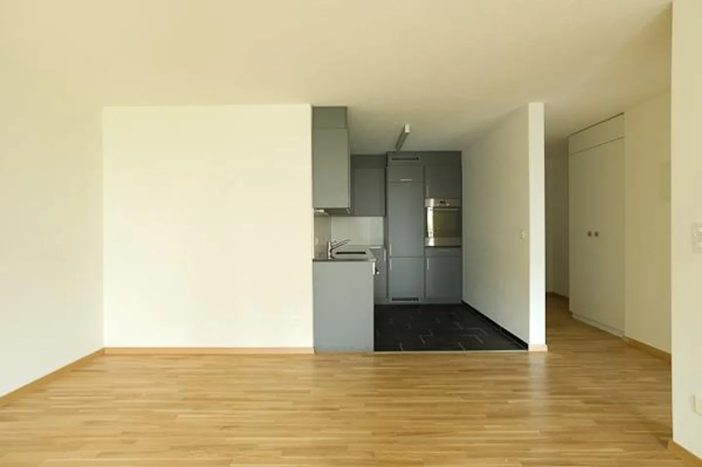 Appartement moderne et lumineux de 2,5 pièces dans un quartier résidentiel calme - Photo 1 sur 6