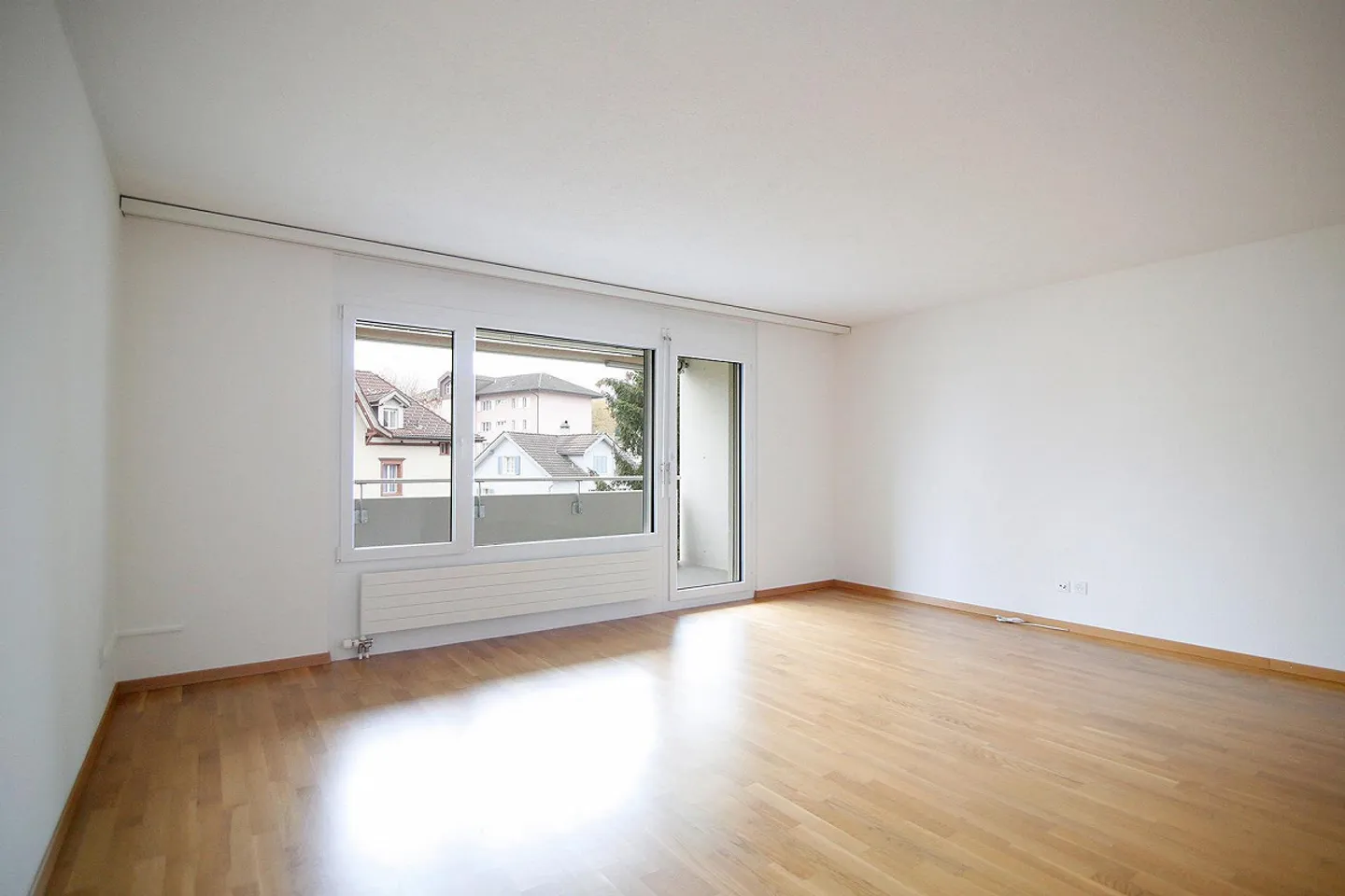 Appartement moderne et lumineux de 2,5 pièces dans un quartier résidentiel calme - Photo 2 sur 6