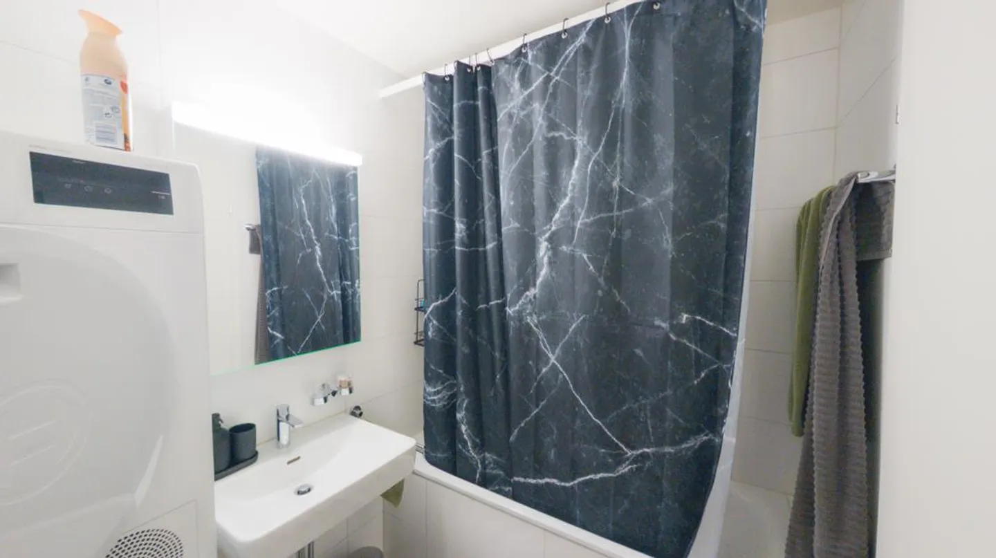 2-room refreshed apartment on the 1st floor with balcony in a 2018 neighborhood - Photo 4 of 7