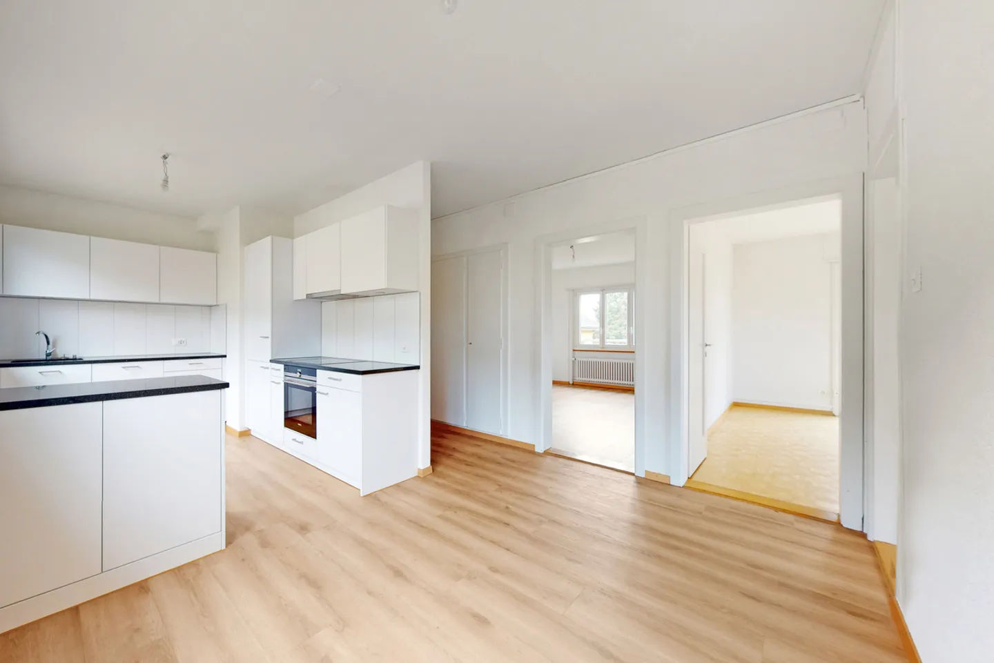 Spacious and Bright Accommodation - Photo 4 of 10