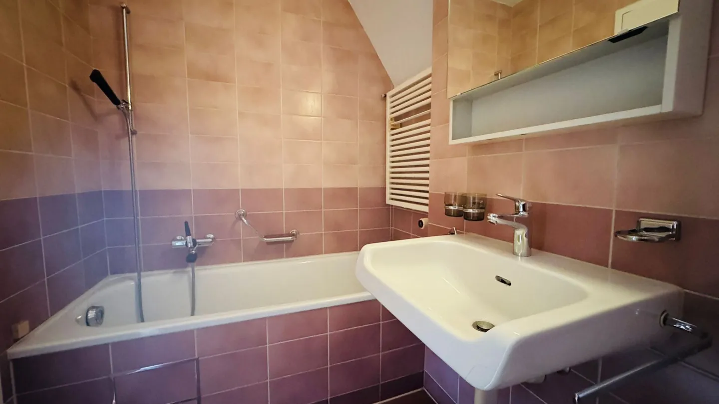 Appartamento 2.5 locali con balcone, lavatrice privata, cantina e locale biciclette - Foto 7 di 10
