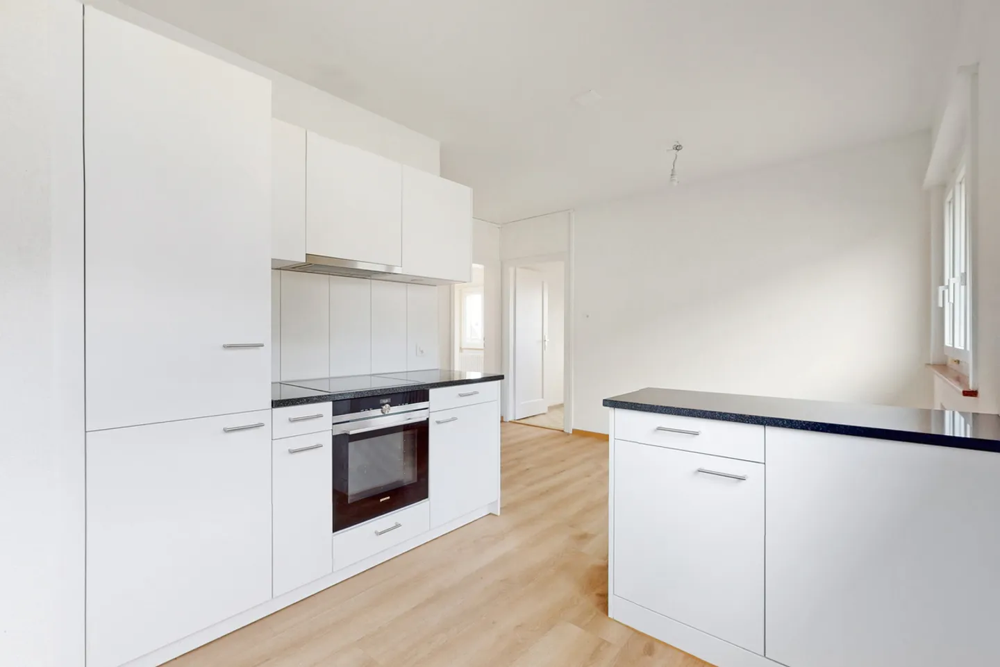 Spacious and Bright Accommodation - Photo 5 of 10