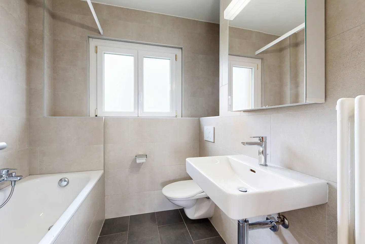 Spacious and Bright Accommodation - Photo 9 of 10