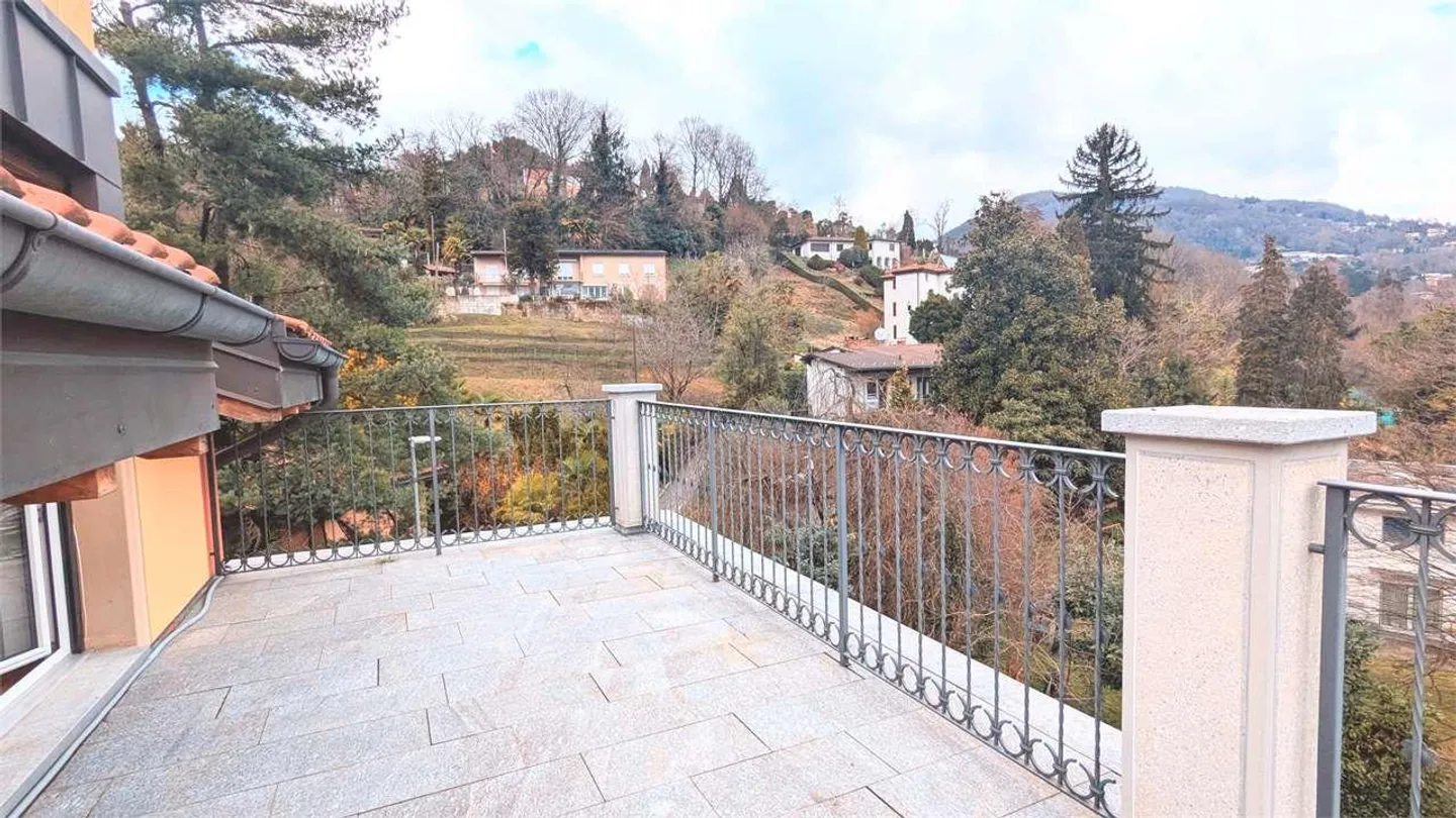 Caslano, magnifique penthouse 4,5 dans une vieille maison - Photo 8 sur 13