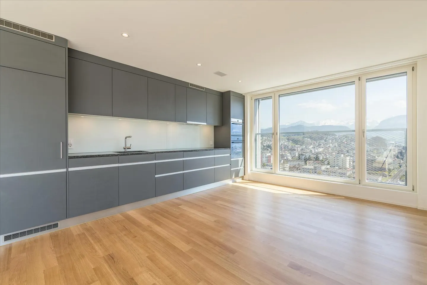 Living in MATTEO - Bright apartment with great views for rent! - Photo 1 of 6