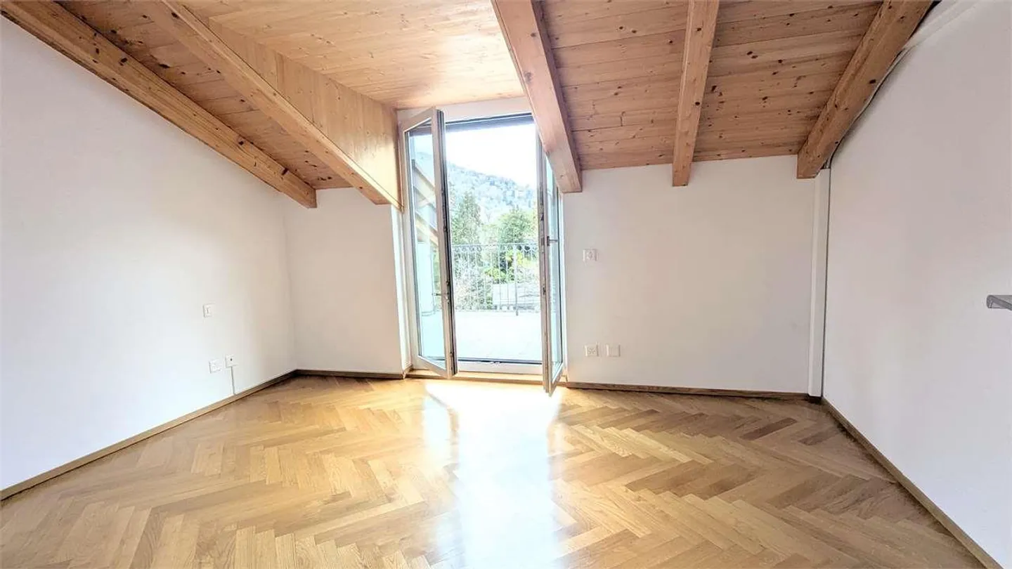 Caslano, magnifique penthouse 4,5 dans une vieille maison - Photo 10 sur 13