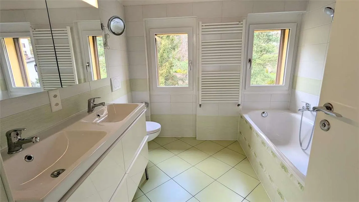 Caslano, magnifique penthouse 4,5 dans une vieille maison - Photo 12 sur 13