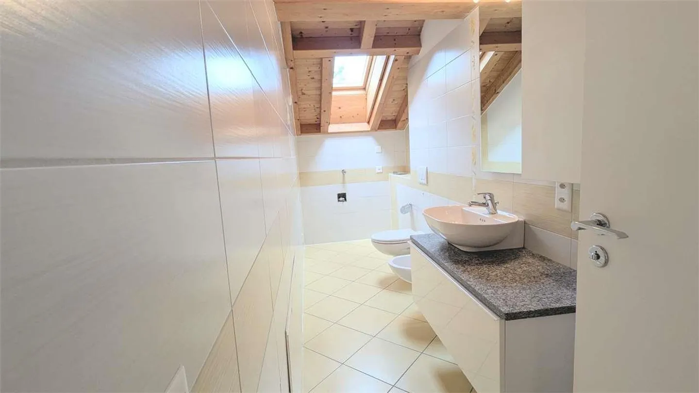 Caslano, magnifique penthouse 4,5 dans une vieille maison - Photo 13 sur 13