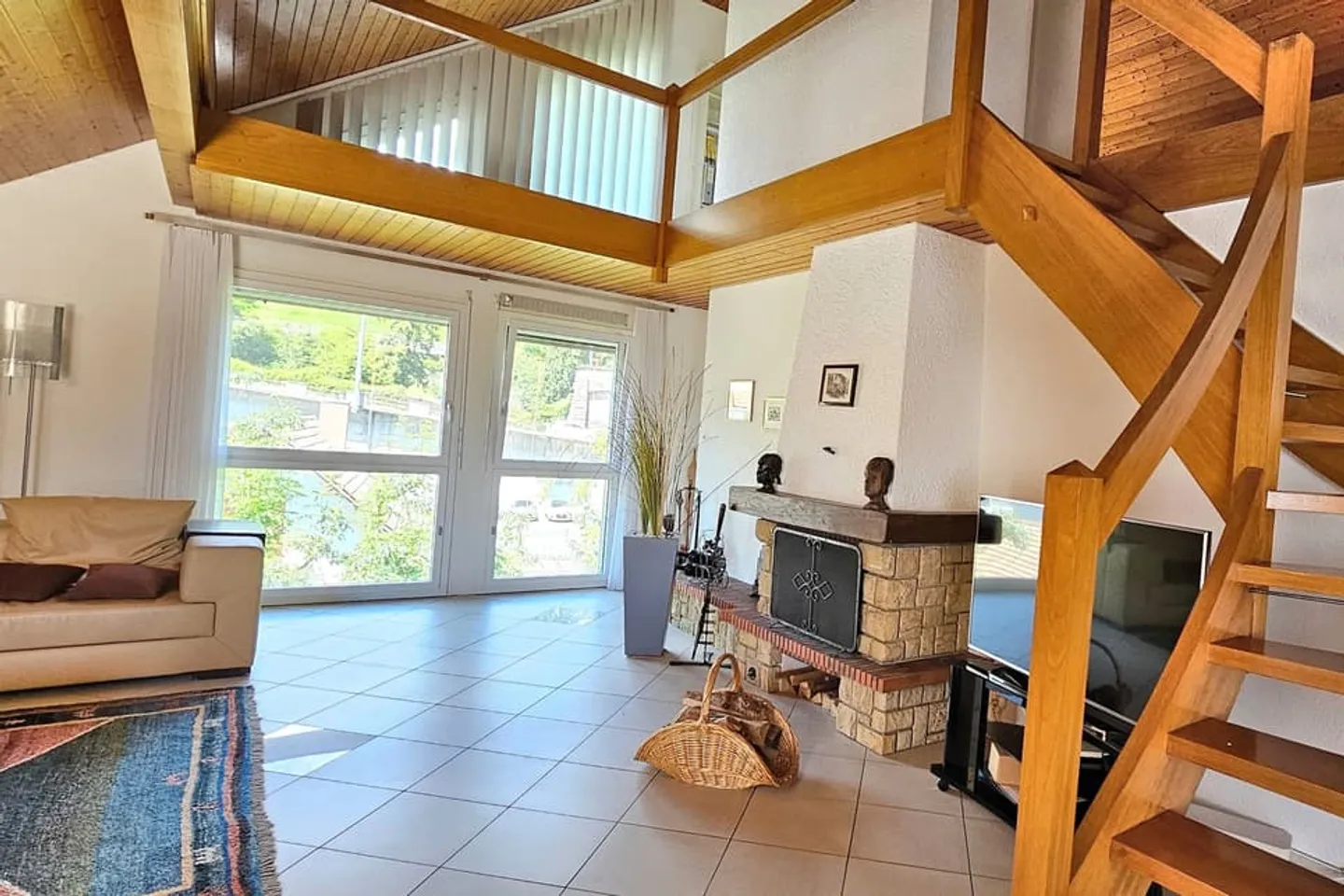 Wunderschöne 4,5-Zimmer-Wohnung mit Kamin in St-Blaise - Foto 2 von 9