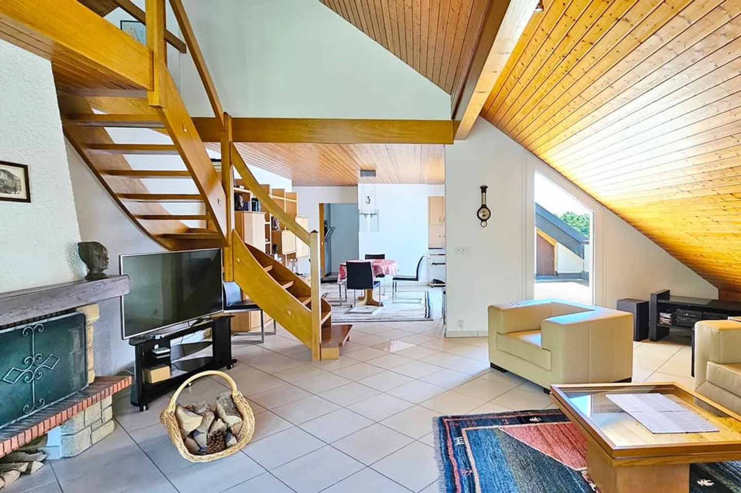 Wunderschöne 4,5-Zimmer-Wohnung mit Kamin in St-Blaise - Foto 3 von 9