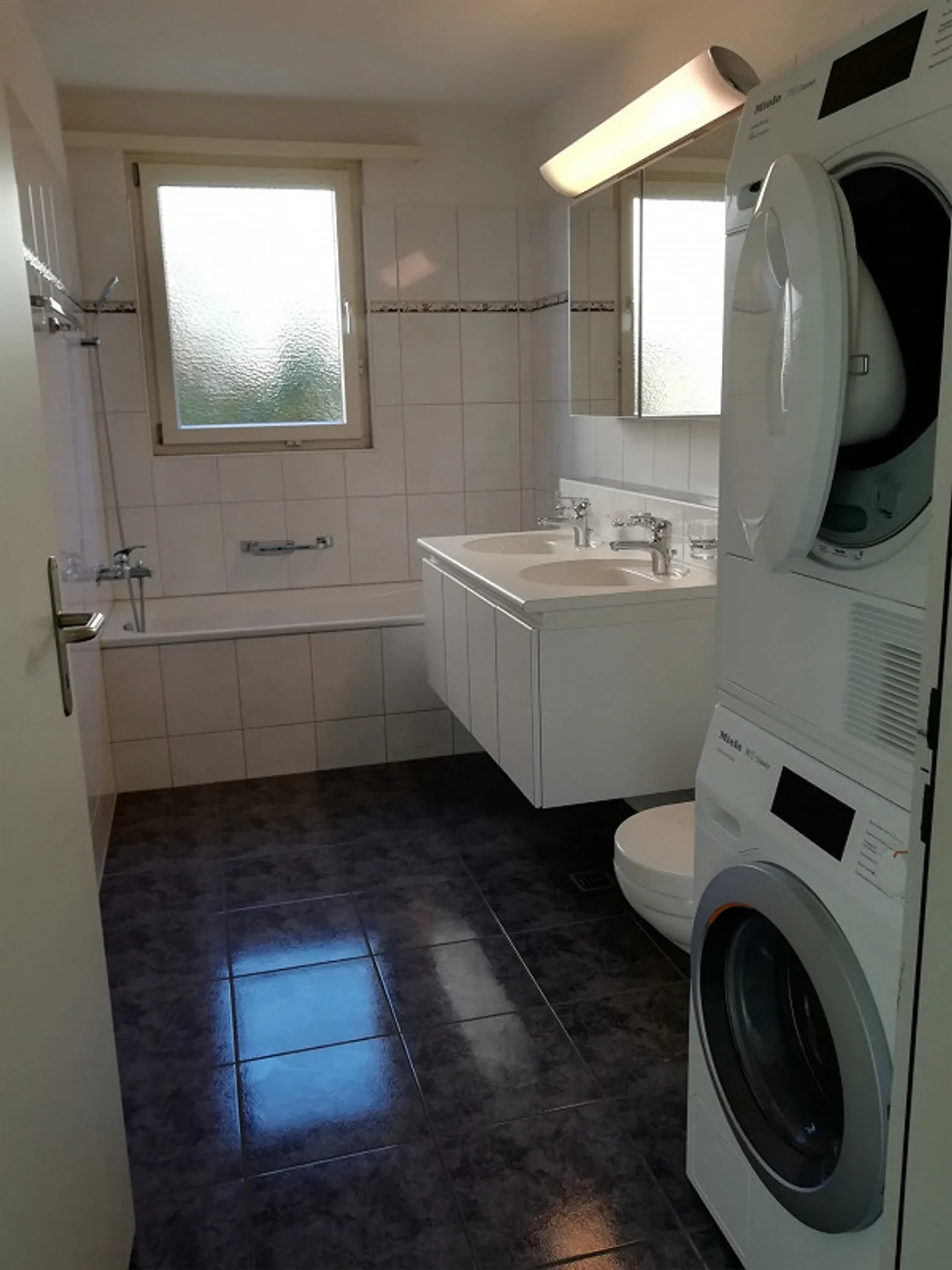 Elegant apartment with private washing machine/dryer, garden seating area, electric car connection - Photo 12 of 16