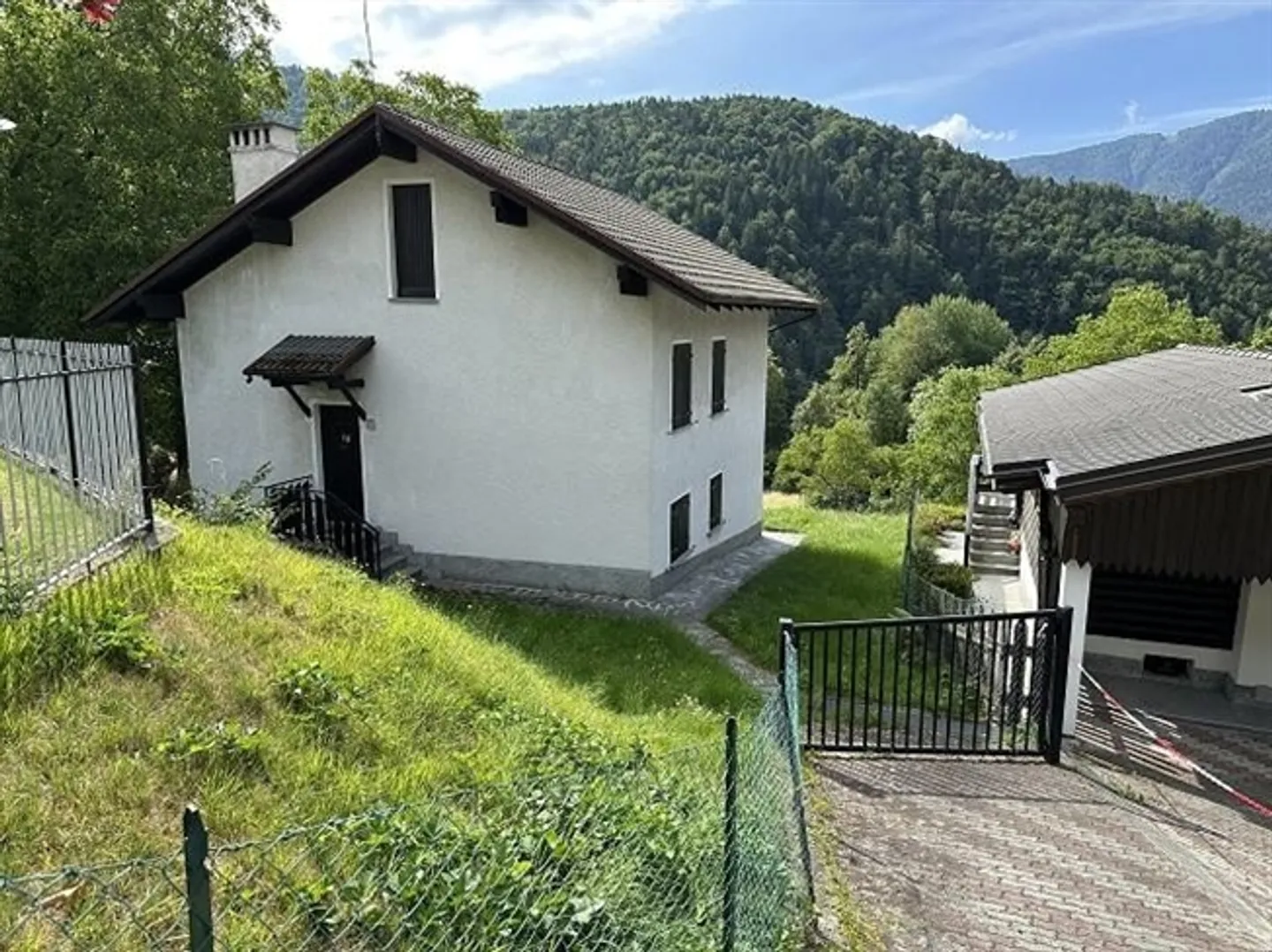 3-room single-family house with garage in a very sunny, quiet location with a beautiful view - Photo 2 of 20