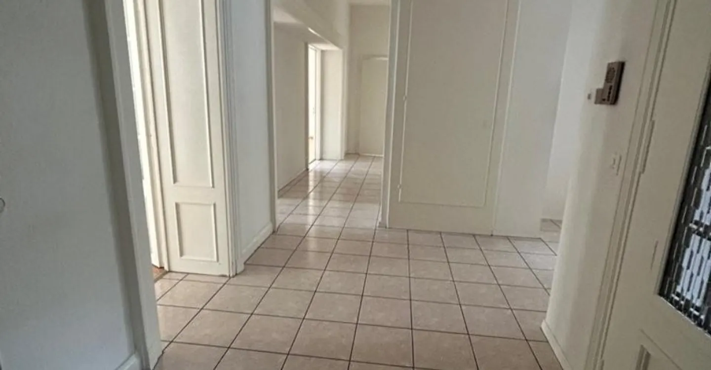 Bell'appartamento 5.5 stanze - Foto 2 di 10