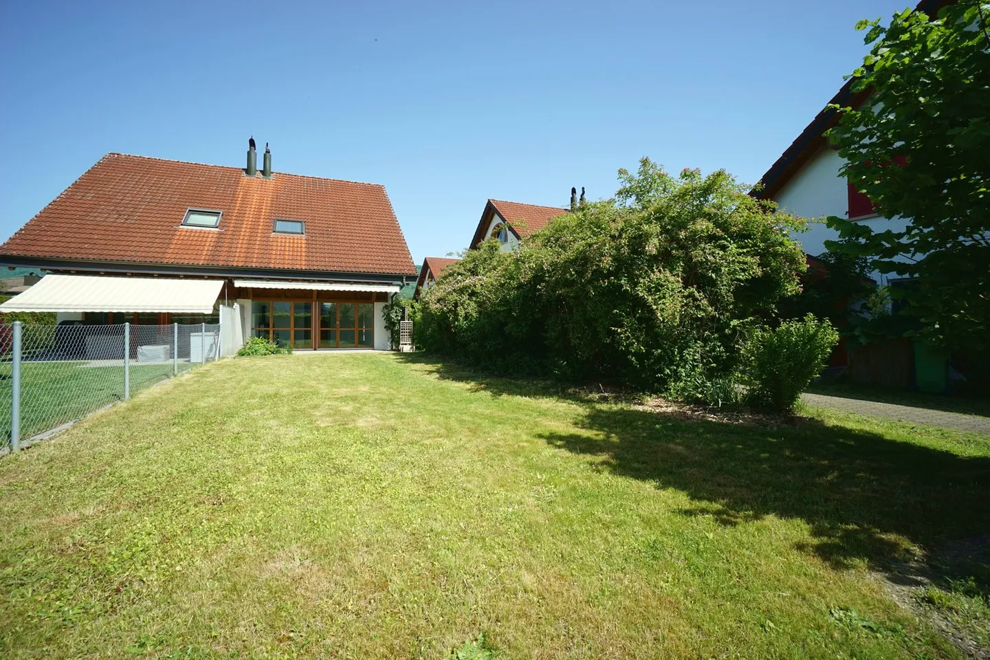 Well-maintained 5.5-room semi-detached house with plenty of space in a family-friendly location - Photo 2 of 24