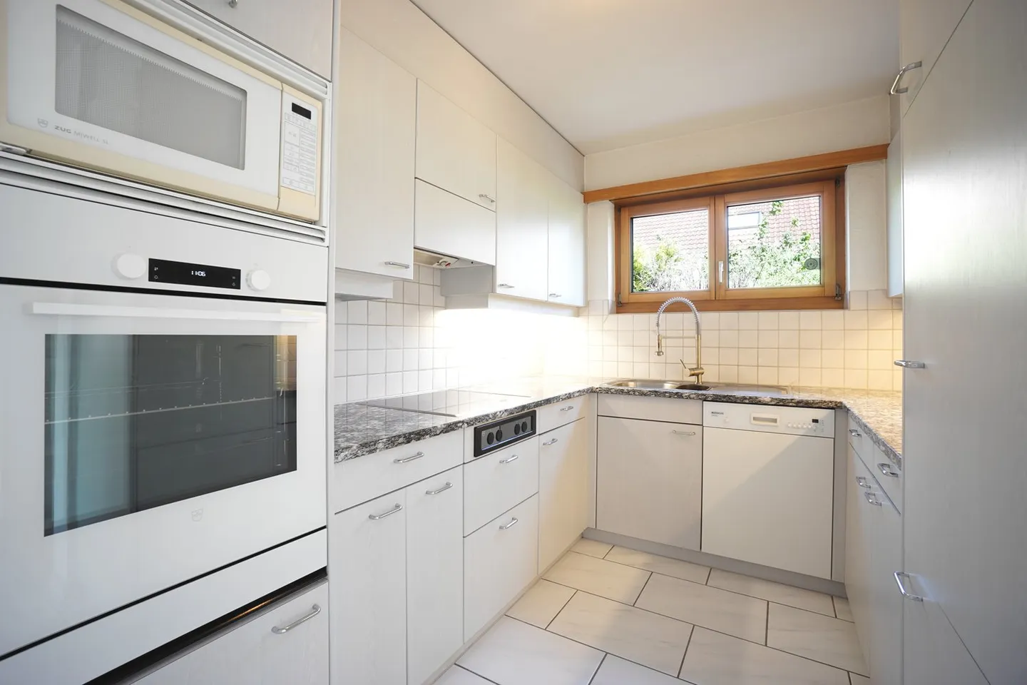 Well-maintained 5.5-room semi-detached house with plenty of space in a family-friendly location - Photo 6 of 24