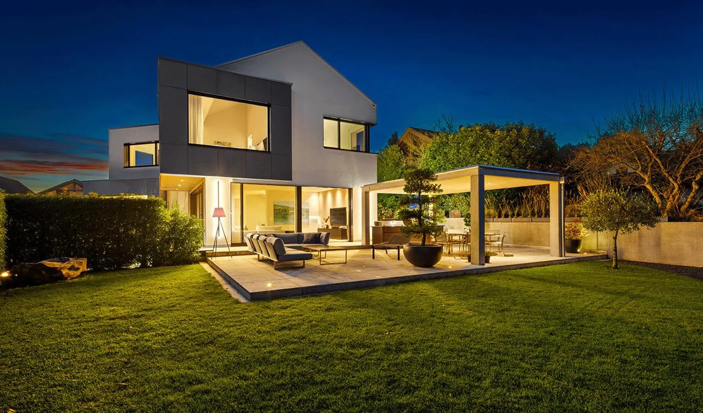 Residenza di design con un concetto di giardino unico e vicinanza urbana a Zug - Foto 1 di 10