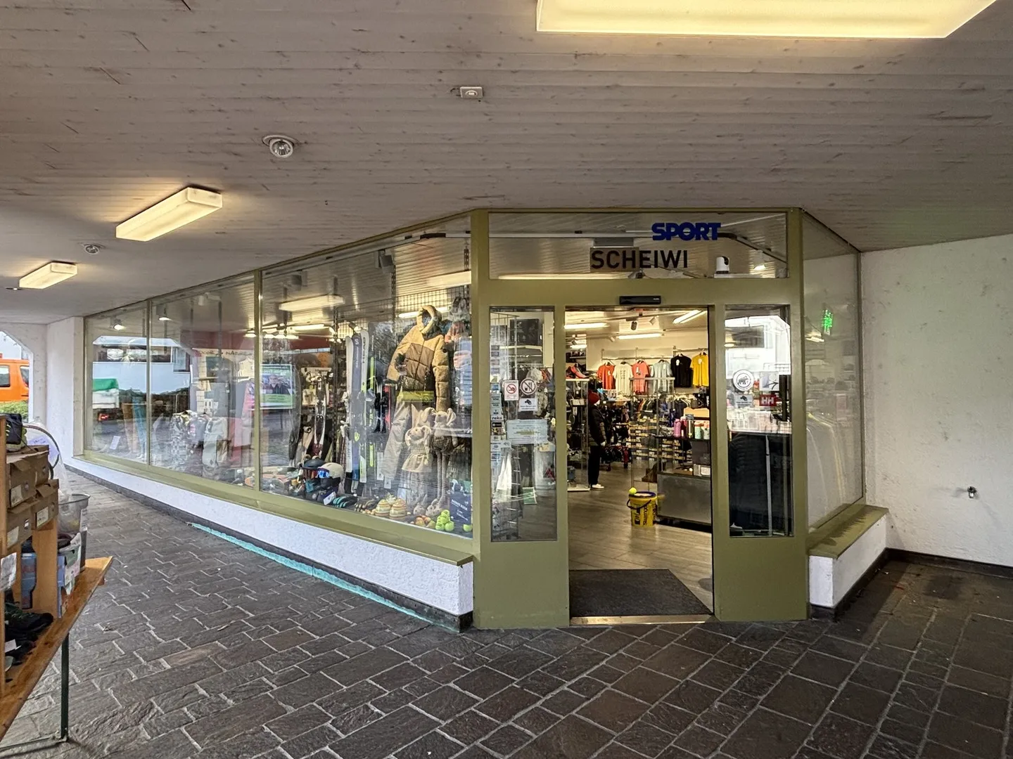 Versatile Commercial Space in Arlesheim - Photo 4 of 9