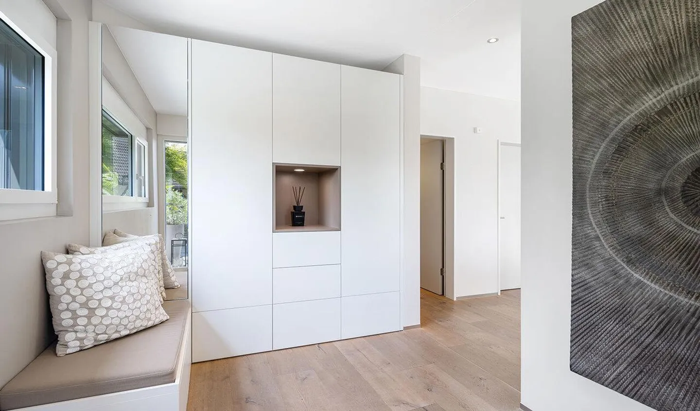 Residenza di design con un concetto di giardino unico e vicinanza urbana a Zug - Foto 2 di 10