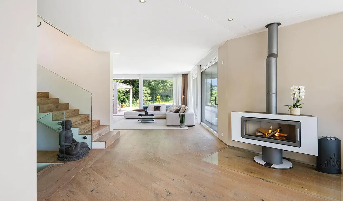 Residenza di design con un concetto di giardino unico e vicinanza urbana a Zug - Foto 3 di 10