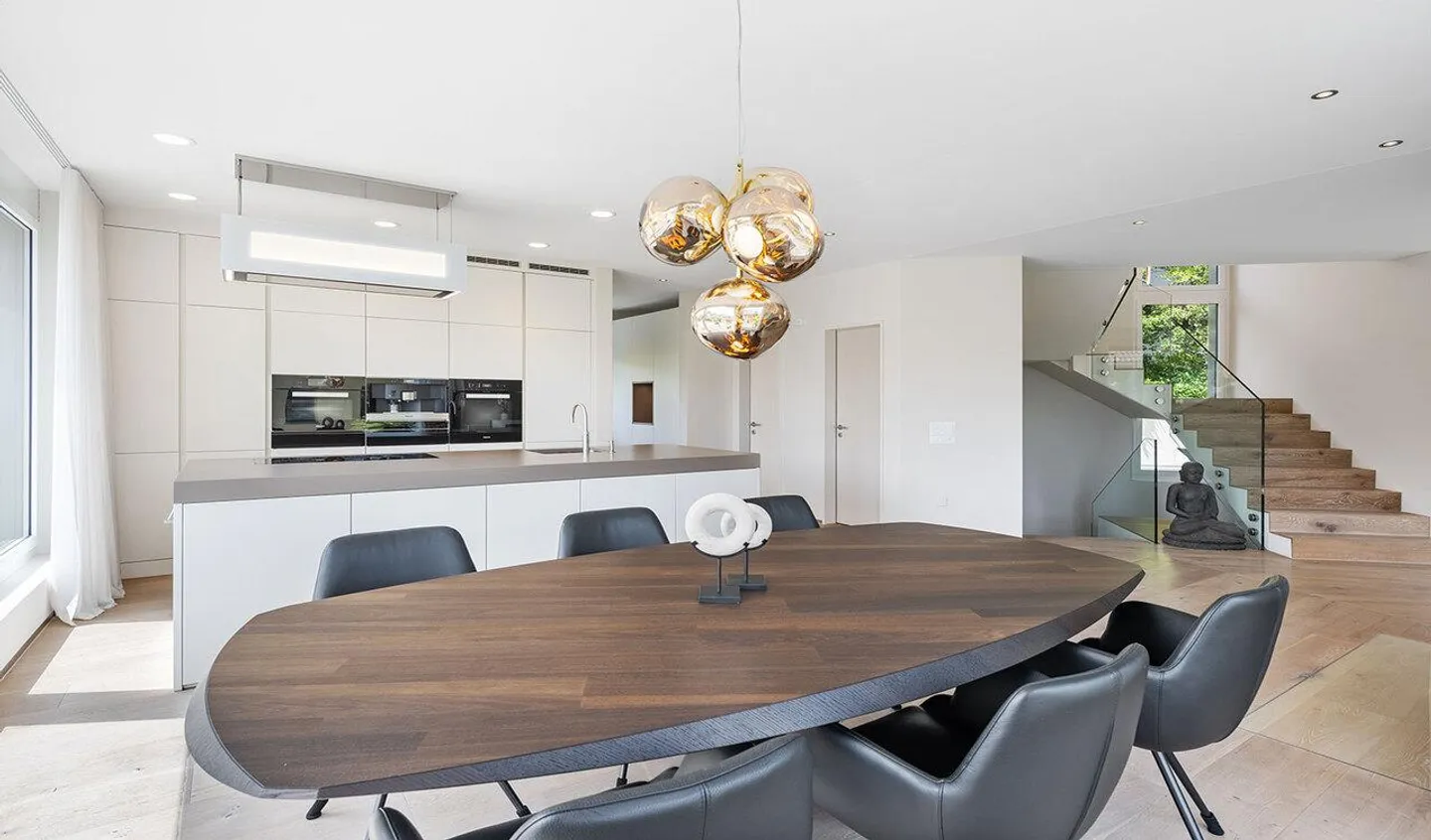 Residenza di design con un concetto di giardino unico e vicinanza urbana a Zug - Foto 4 di 10