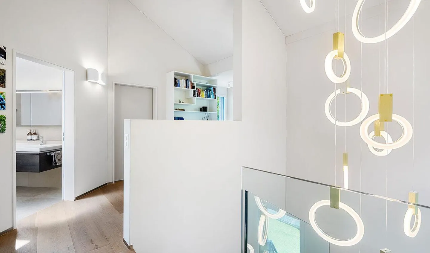 Residenza di design con un concetto di giardino unico e vicinanza urbana a Zug - Foto 5 di 10