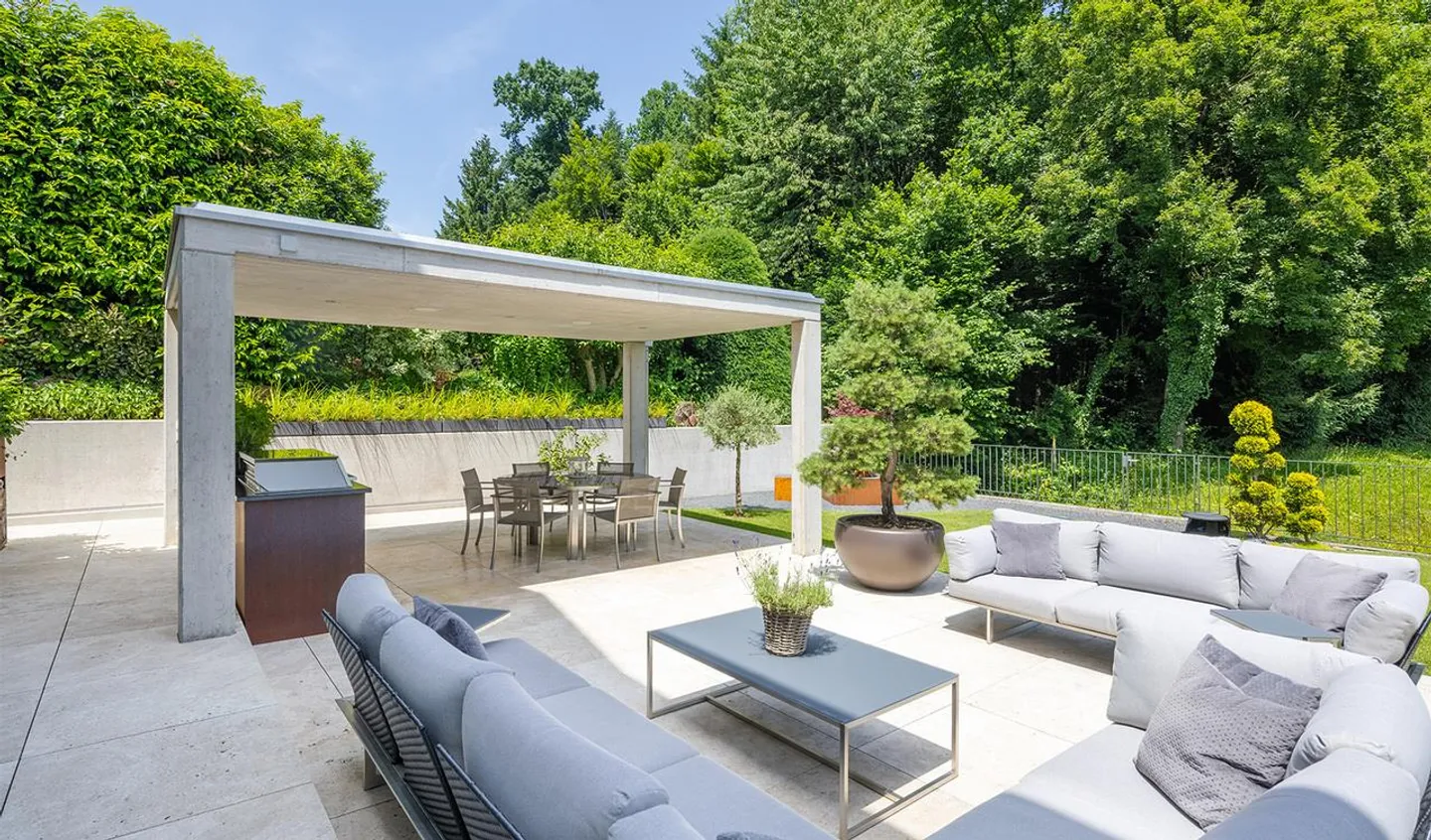 Residenza di design con un concetto di giardino unico e vicinanza urbana a Zug - Foto 8 di 10