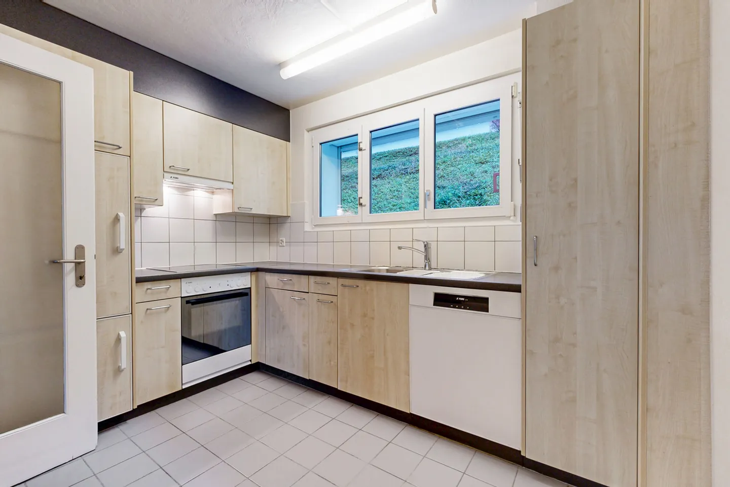 In a quiet neighborhood - Photo 5 of 8