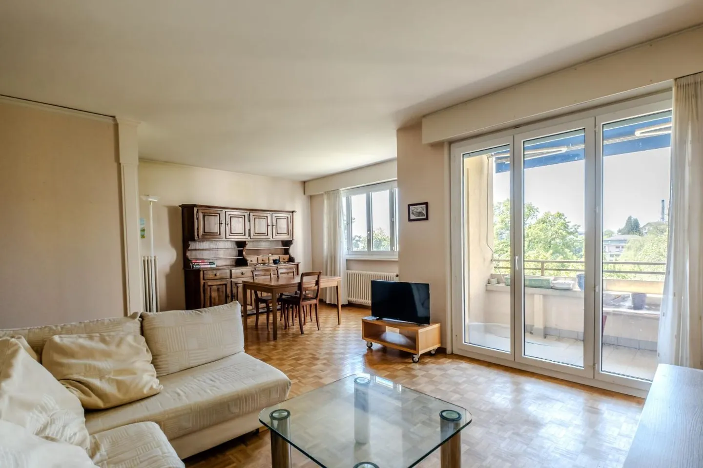 Spacious Apartment in Lausanne - Photo 2 of 12