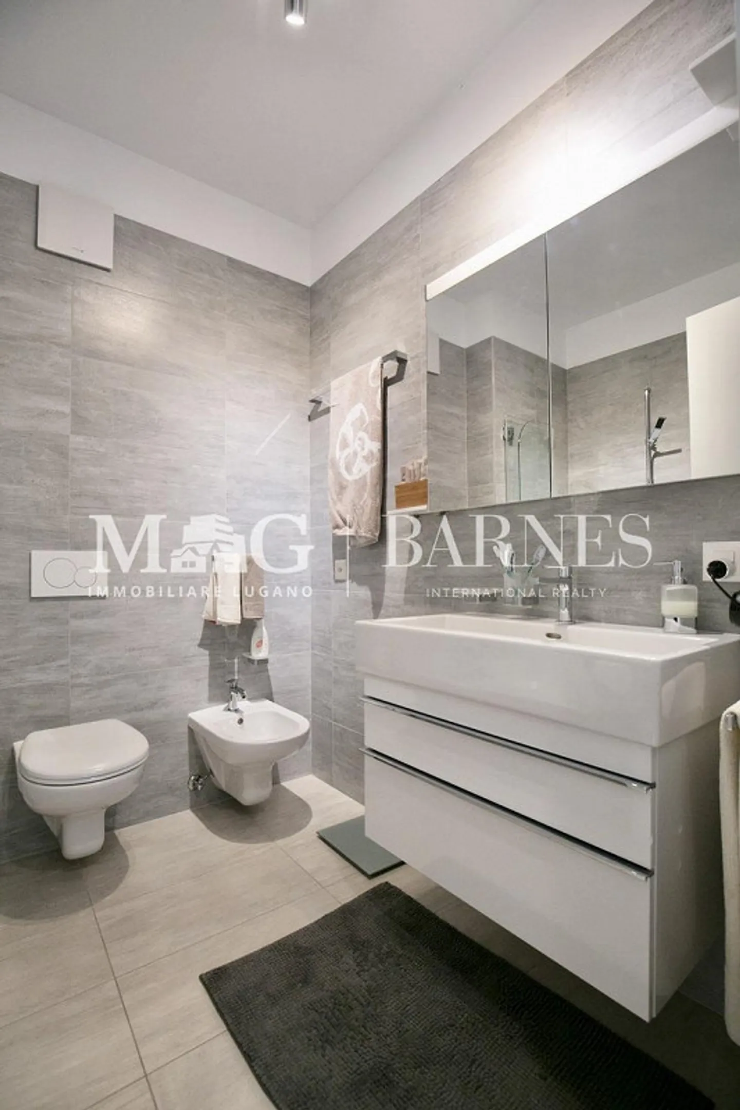 Appartamento moderno con balcone panoramico - Foto 8 di 17