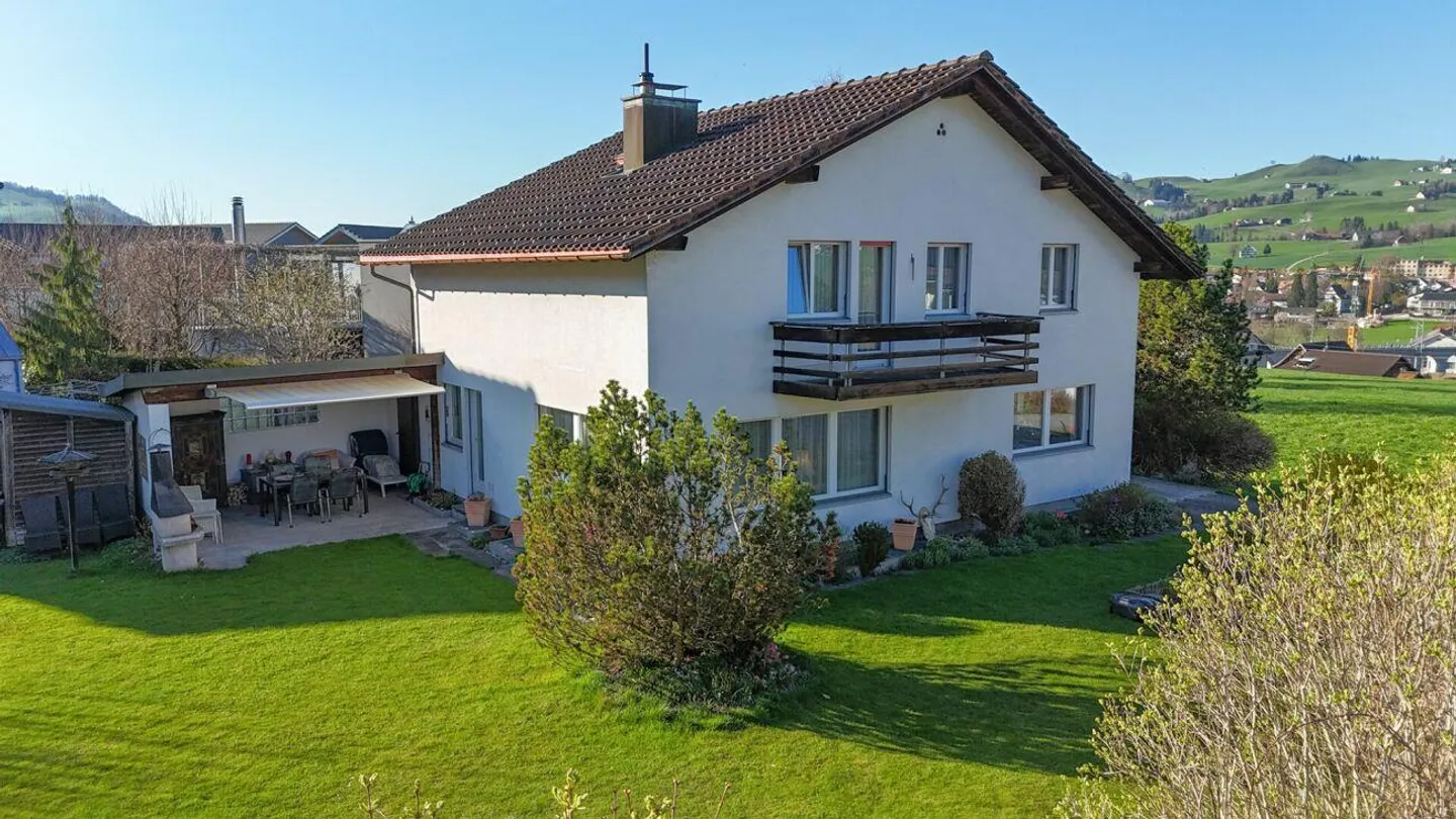 Incantevole casa unifamiliare con grande giardino - Foto 1 di 16