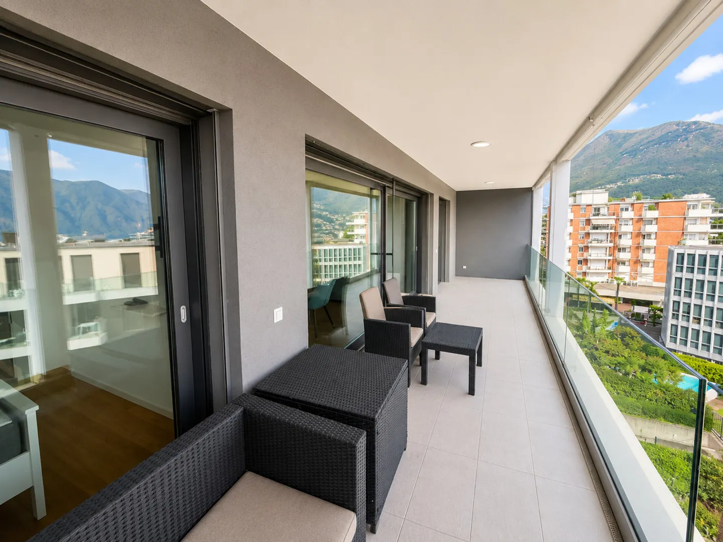 Appartement moderne avec vue sur le lac près du centre-ville - Photo 4 sur 13
