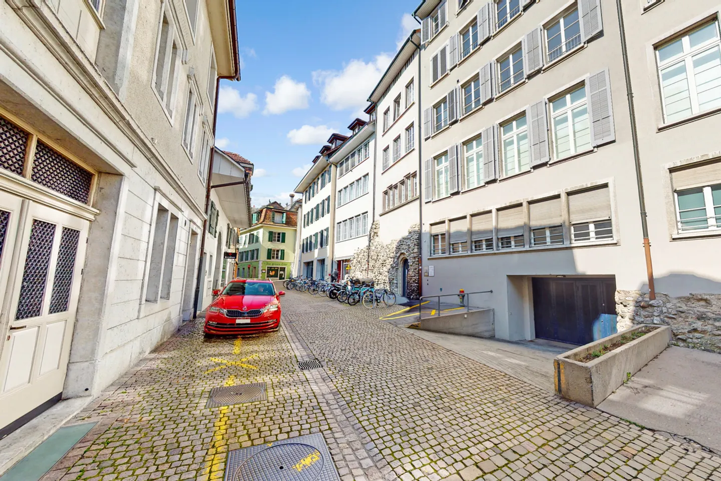 Motorradparkplatz verfügbar - Foto 1 von 1