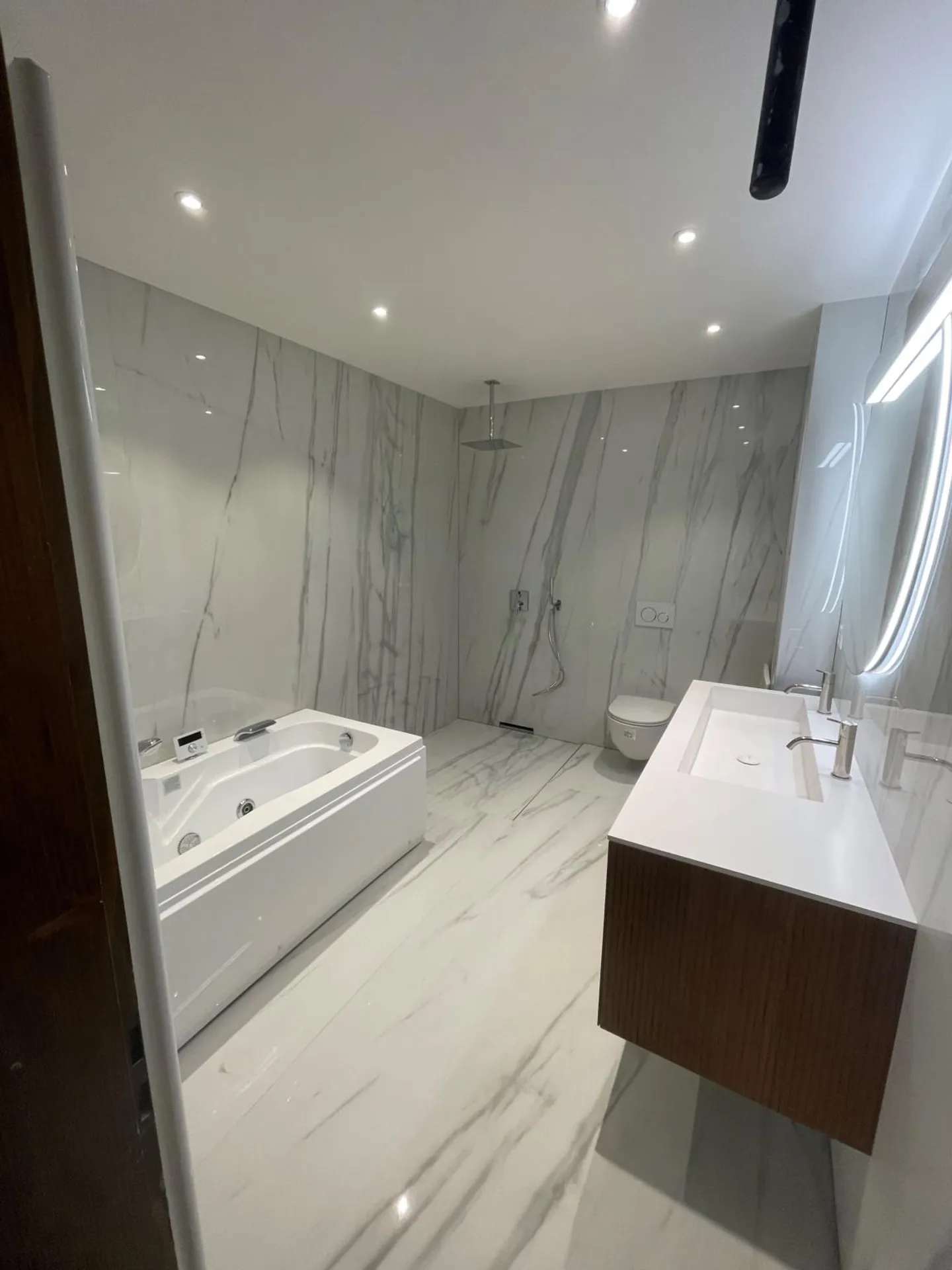 Stunning Villa with Lake View - Photo 11 of 21