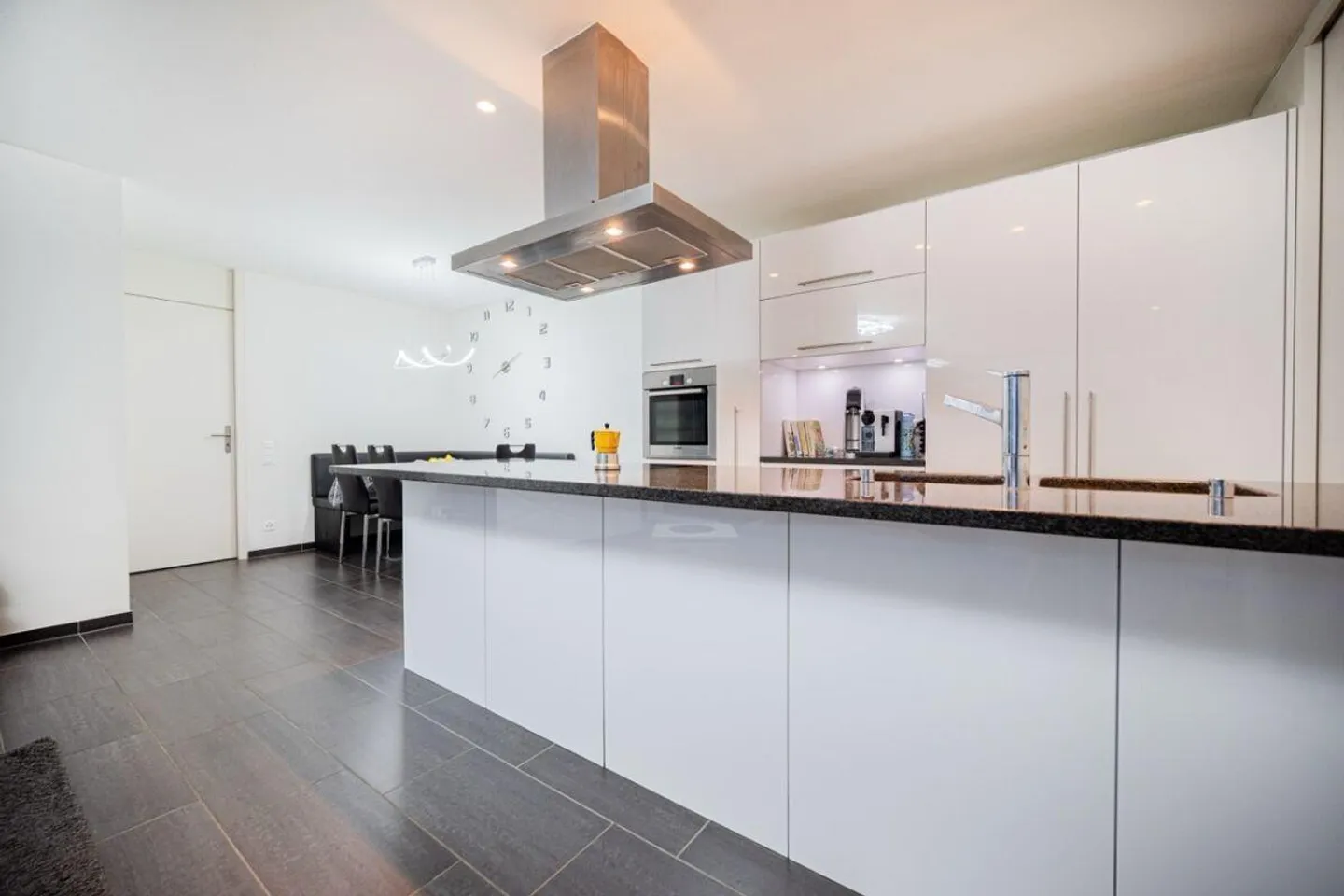 Modern apartment with comfort and bright atmosphere - Photo 2 of 12