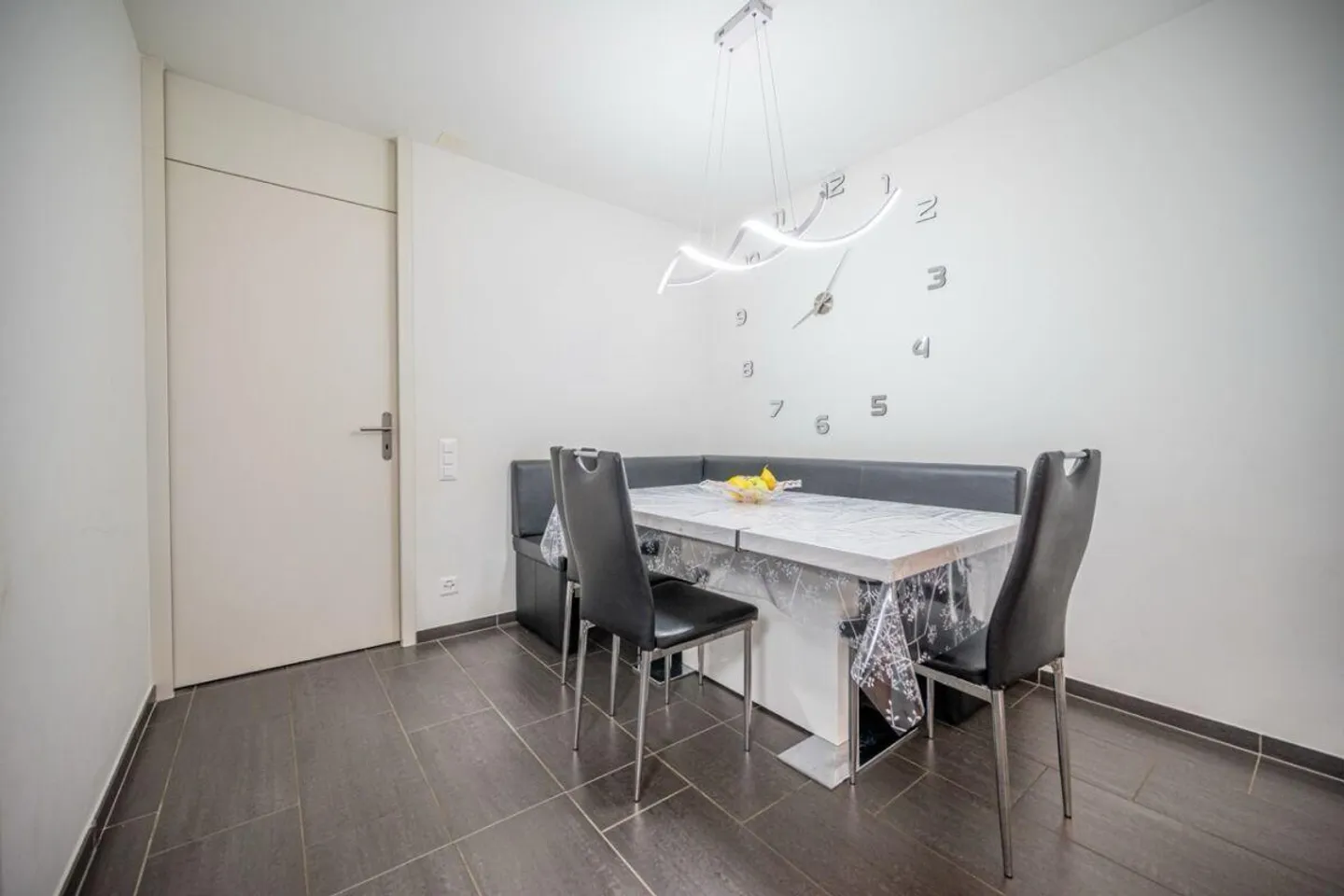 Modern apartment with comfort and bright atmosphere - Photo 6 of 12