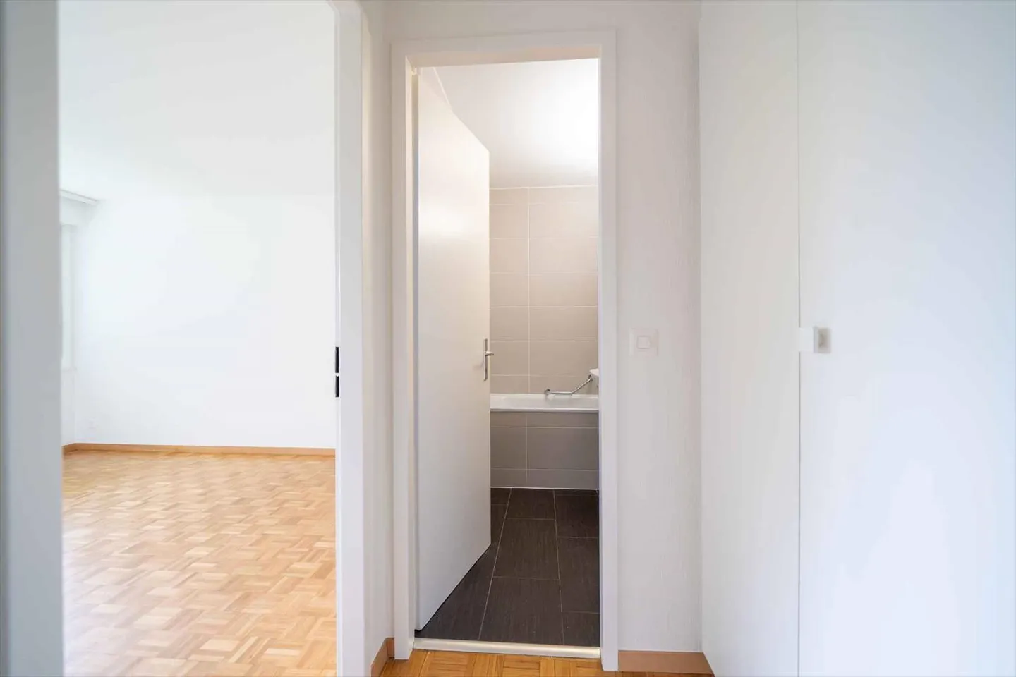 Appartement 2,5 pièces avec jardin dans le centre-ville - Photo 2 sur 7