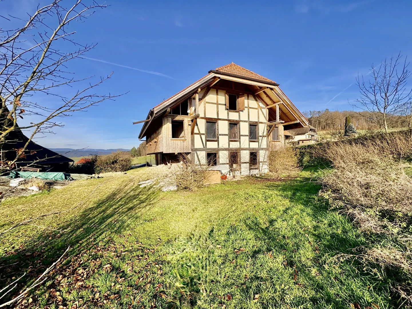 Where peace gains space - historic country house with three possible residential units - Photo 1 of 9