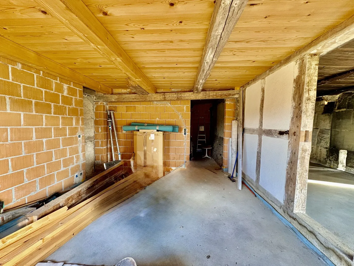 Where peace gains space - historic country house with three possible residential units - Photo 4 of 9