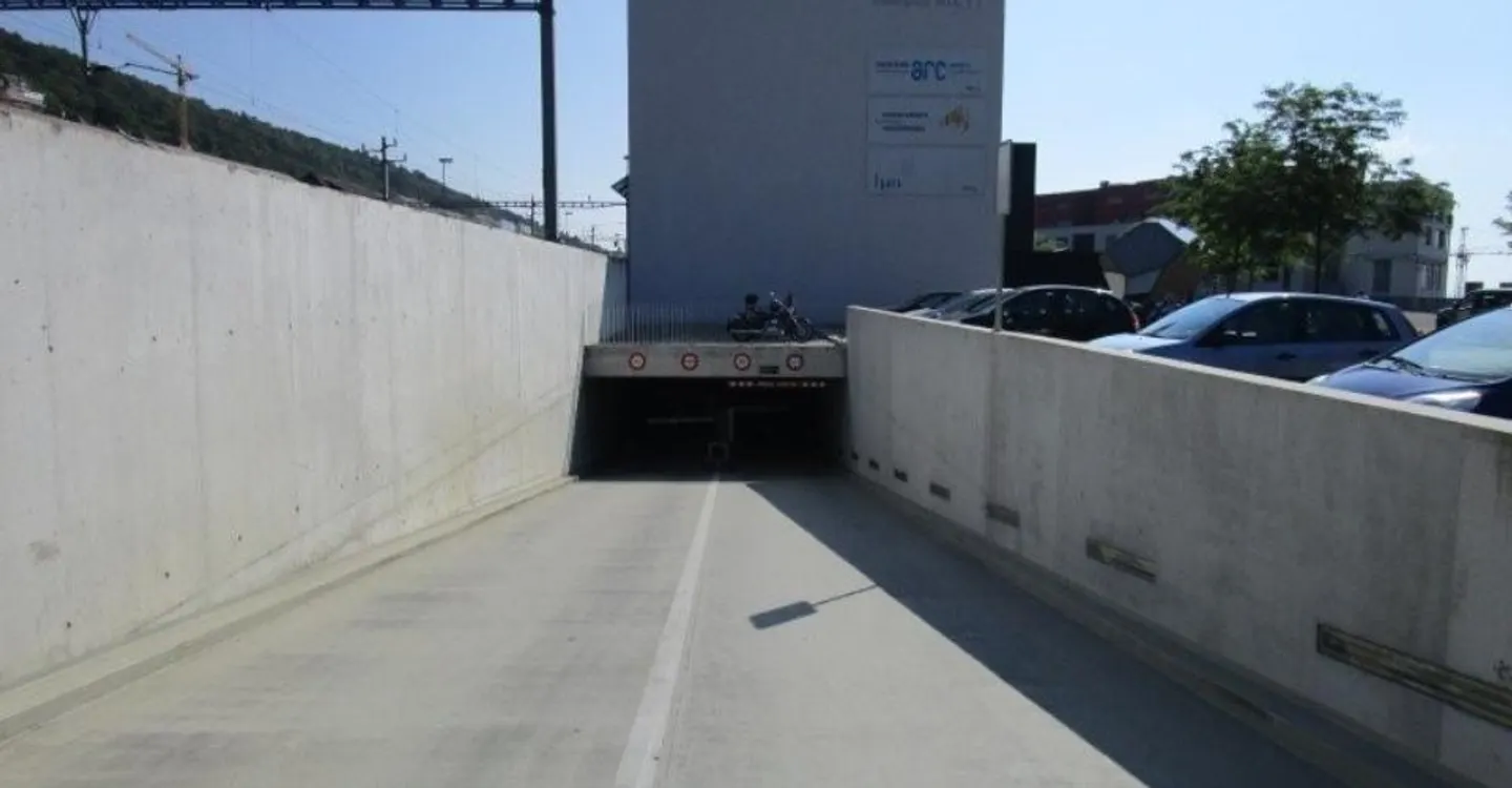 3 min. from the CFF Station and the OFS, under the HEG-ARC schools - Photo 2 of 3