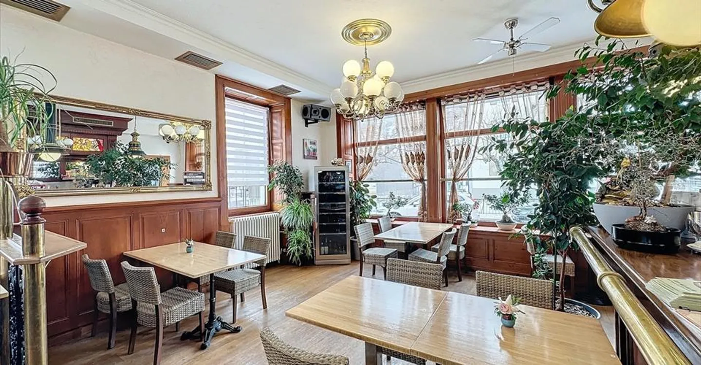 Edificio a uso misto con ristorante - Foto 2 di 13