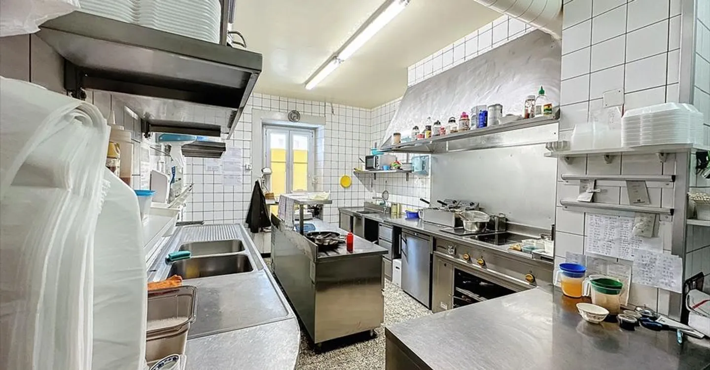 Edificio a uso misto con ristorante - Foto 6 di 13