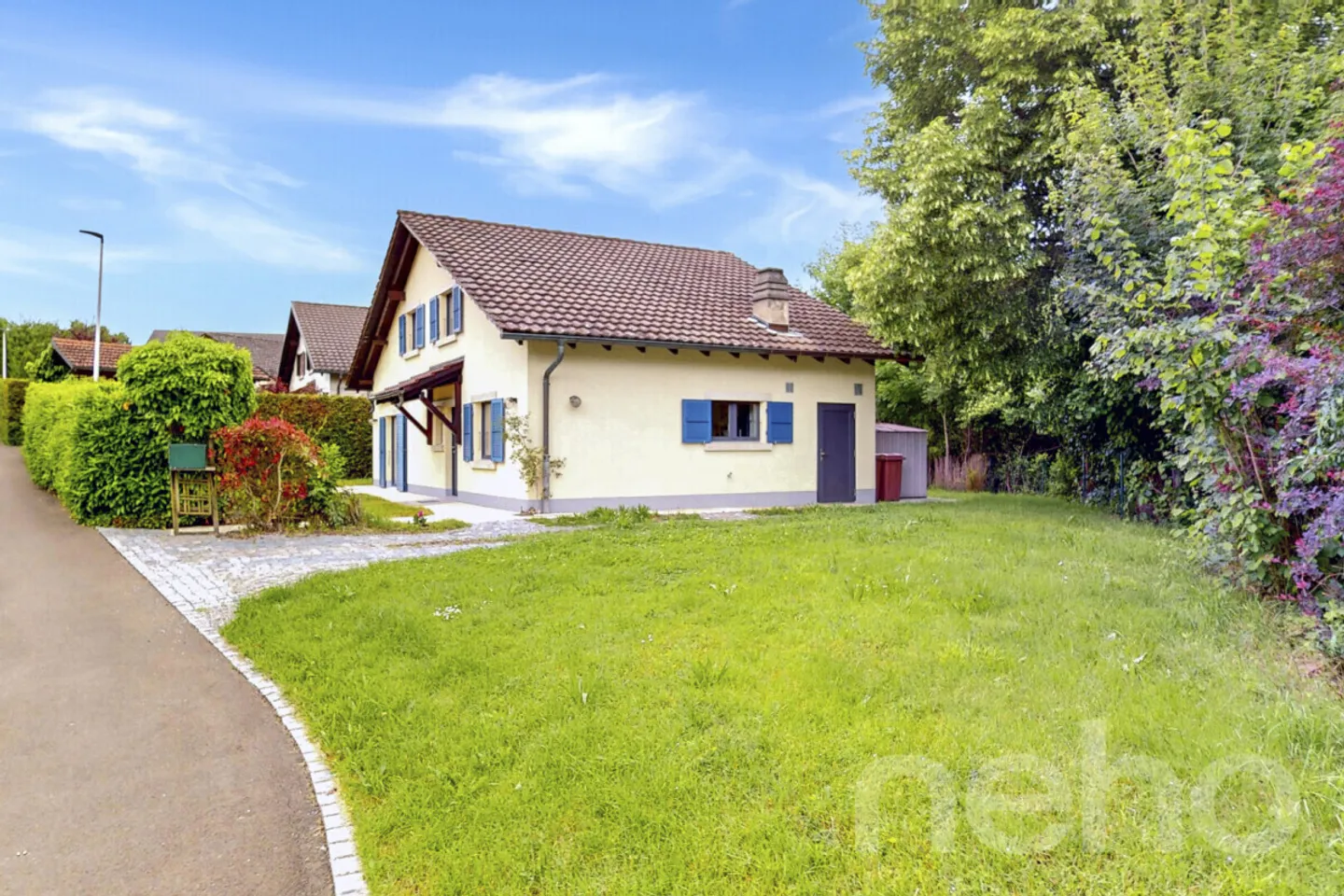 Prächtiges Familienhaus mit 6.5 Zimmern, renoviert und mit großem Garten! - Foto 3 von 12