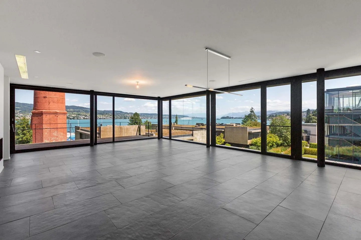 Privacy & Elegance: Your High-End Penthouse Oasis in the Best Location - Photo 4 of 8