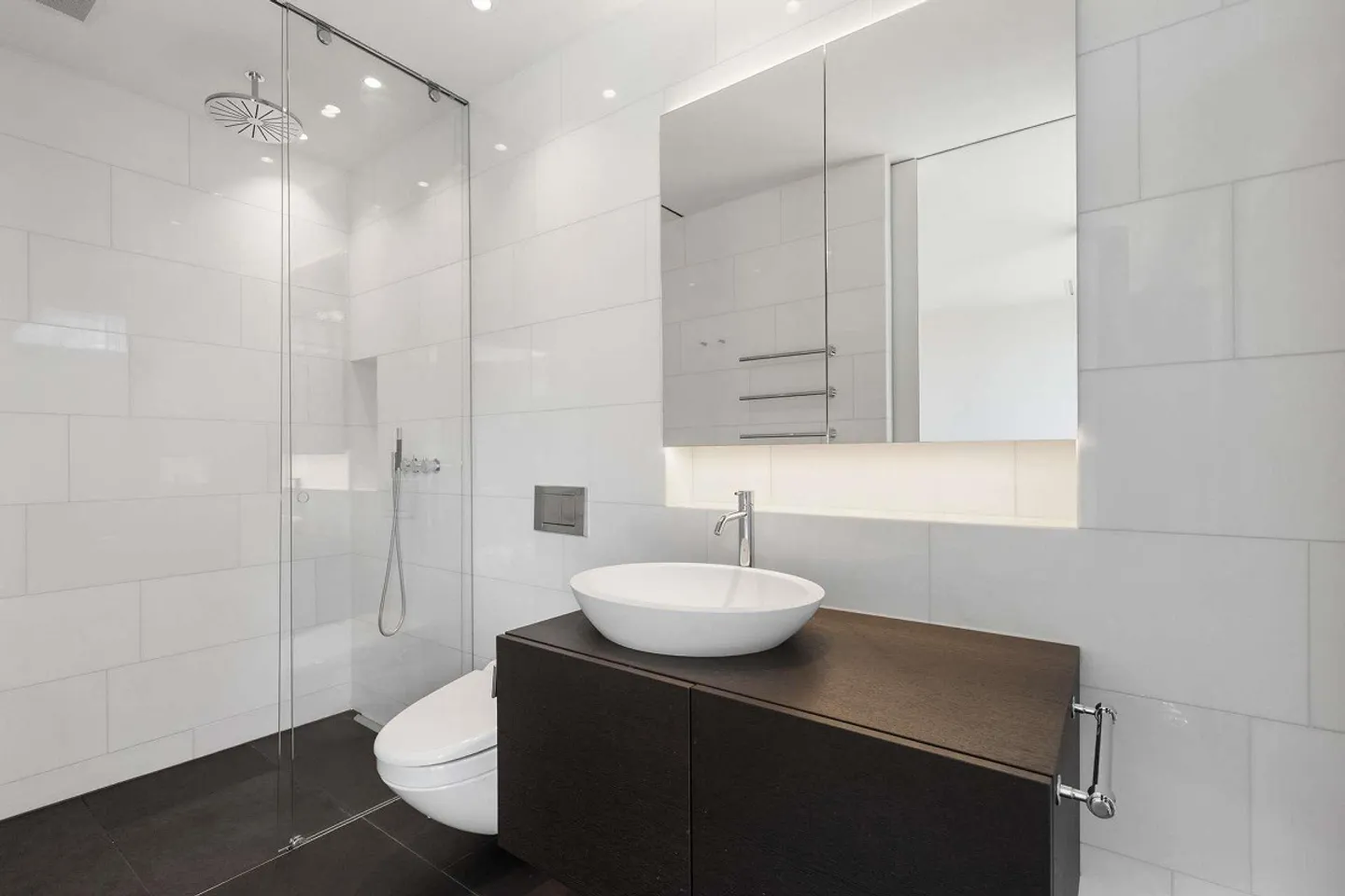 Privacy & Elegance: Your High-End Penthouse Oasis in the Best Location - Photo 6 of 8